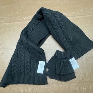 🔥🔥🎉  SALE 🔥🔥🎉 2 Pc. Torrid Set of Center Cable Knit Scarf &  Foldover Gloves